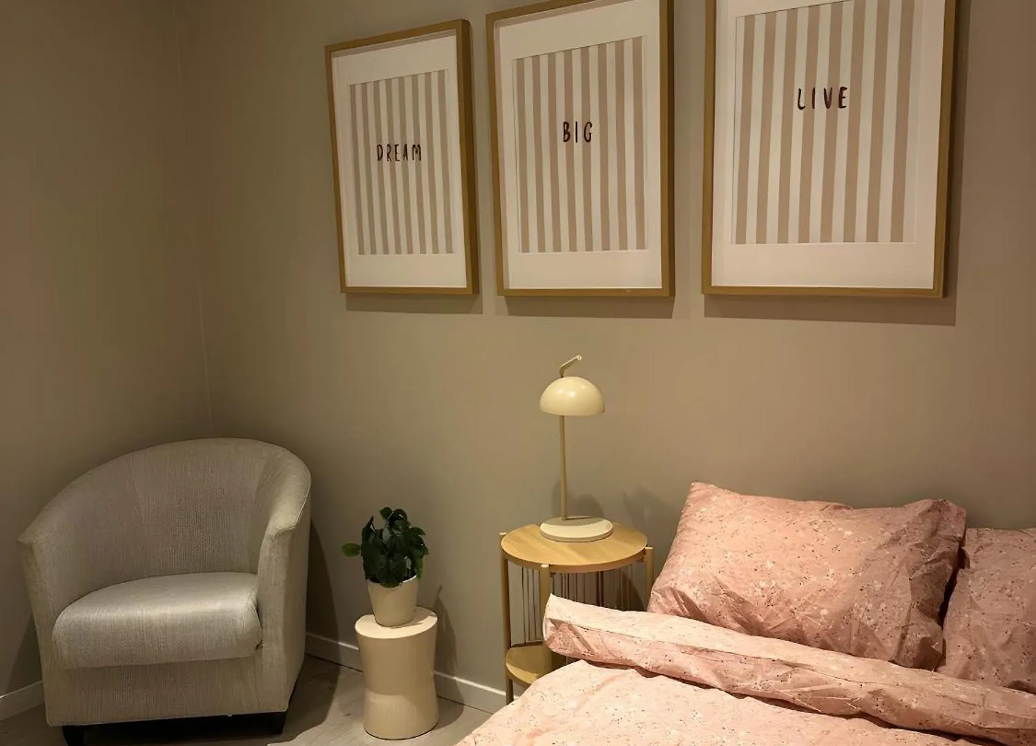 Cute Apartment In High Rise Bergen